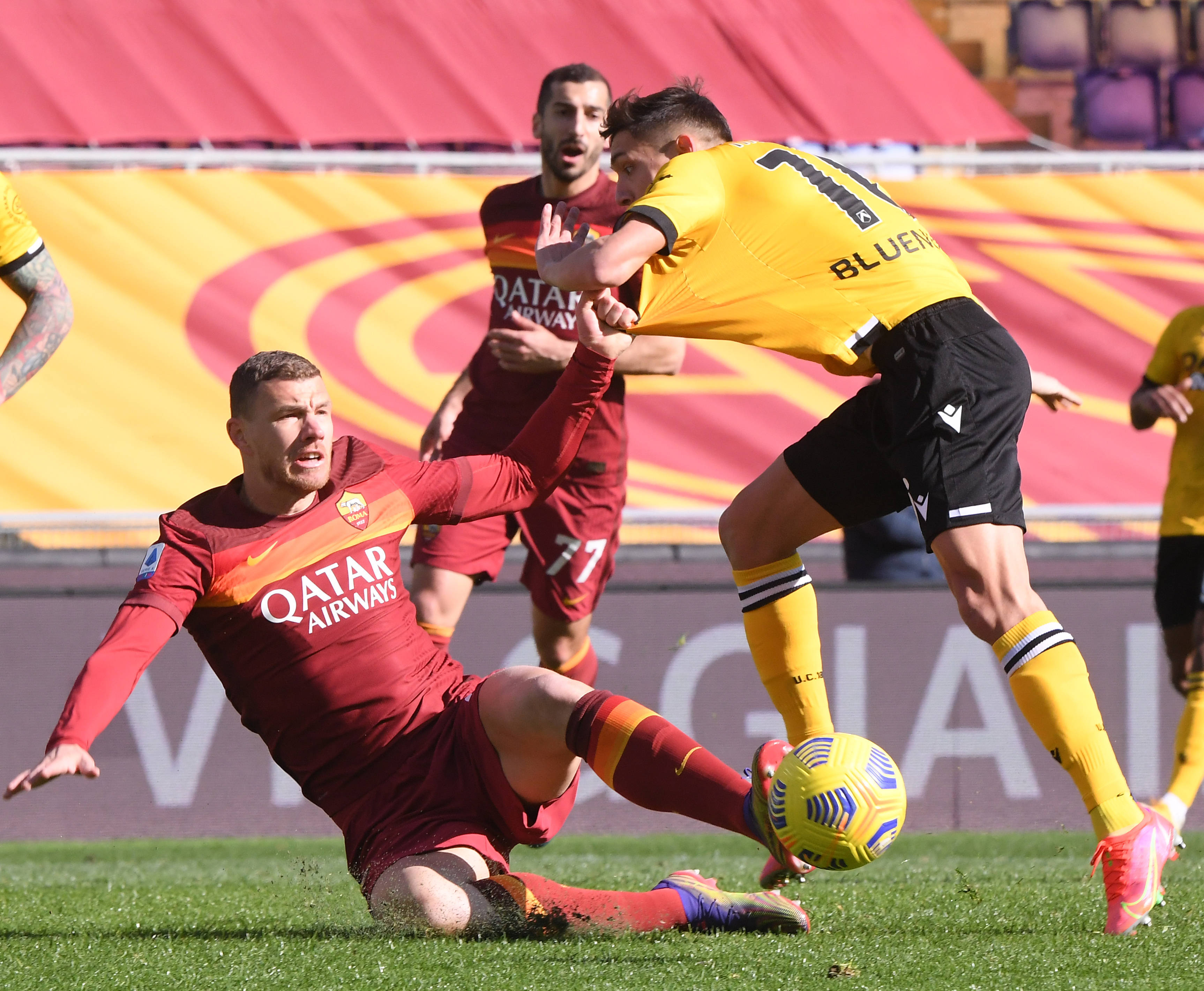 乌迪内斯主帅现身比赛场边，鼓励队员全力拼搏的简单介绍