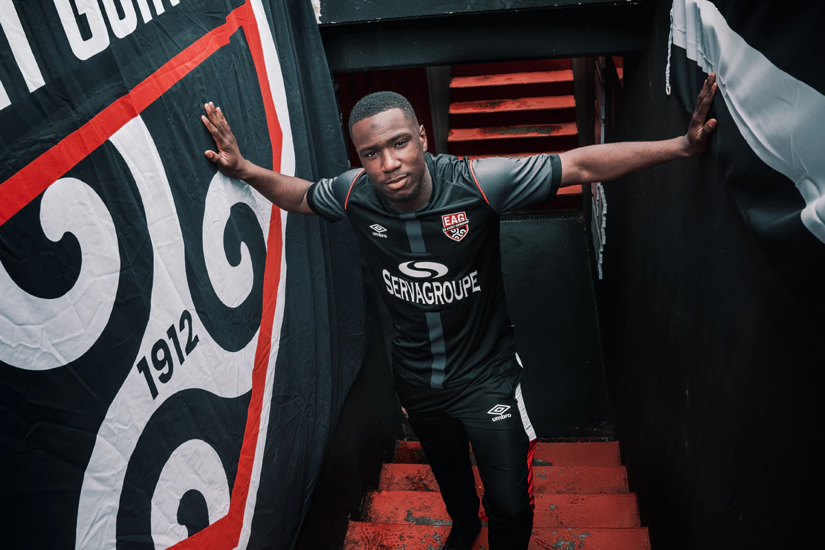 甘冈客场不敌亚眠，遭遇不胜的简单介绍