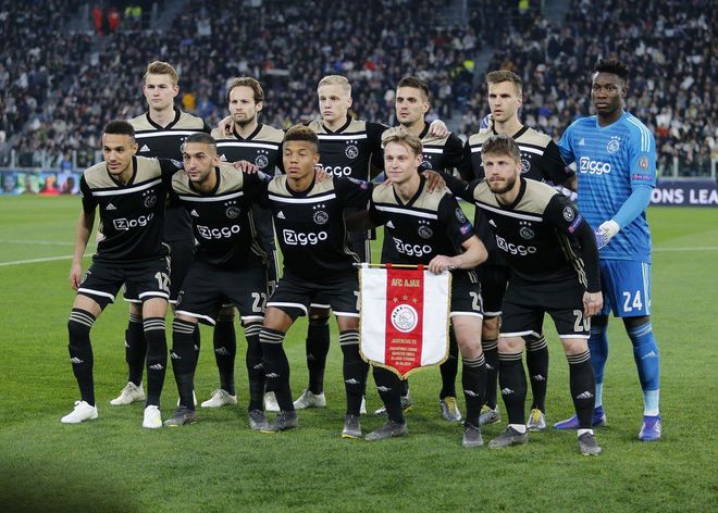 包含阿贾克斯小组第一，曼城紧随其后的词条