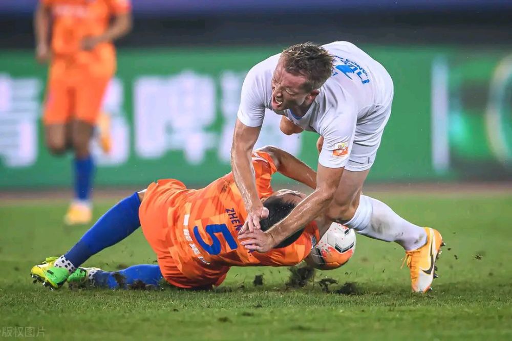 包含山东鲁能客场逼平深圳佳兆业，难分胜负的词条