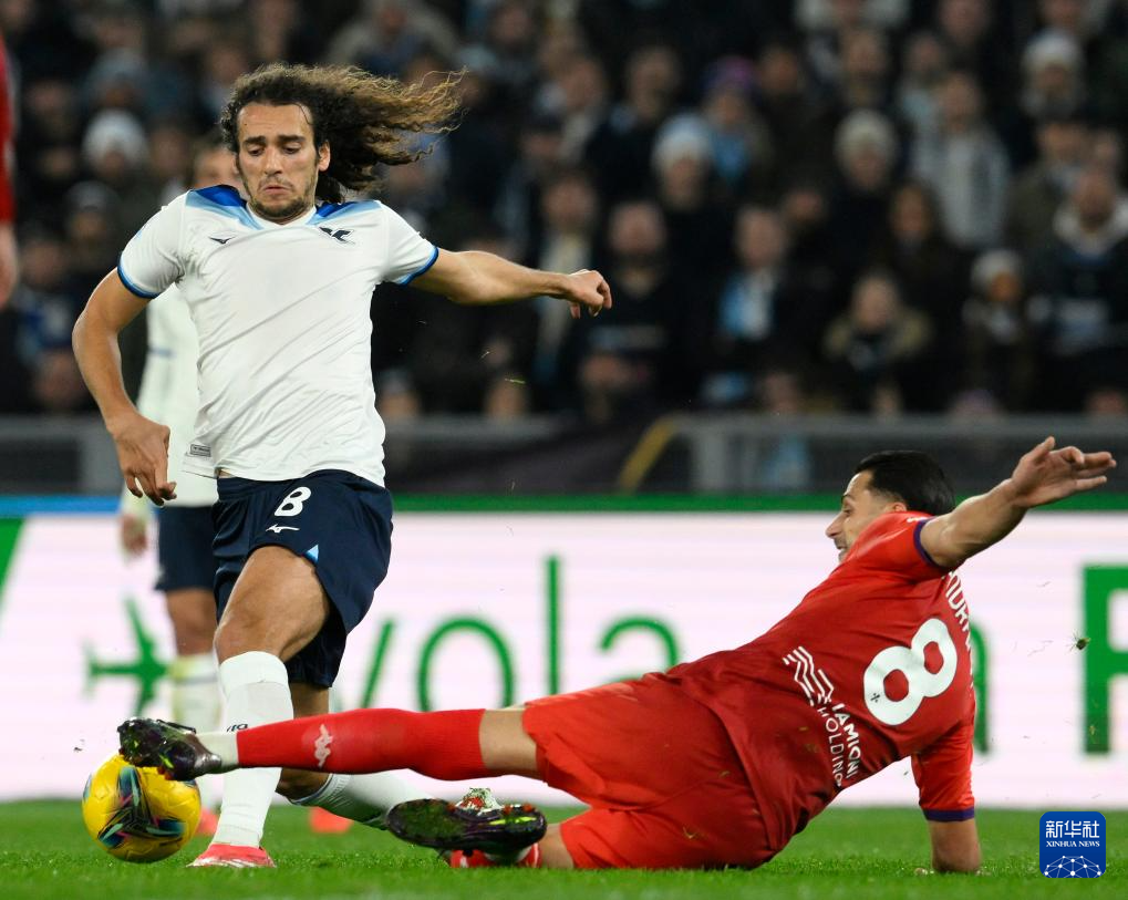 包含佛罗伦萨球员积极备战下一场比赛，意志坚定的词条