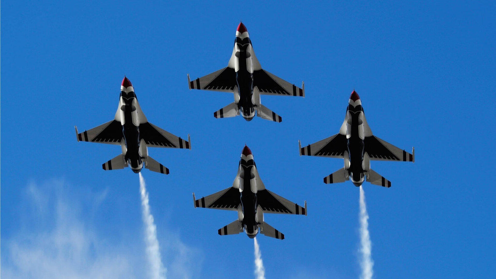 轰鸣与呐喊，当F1划过街道，利物浦已在平行时空稳稳落子